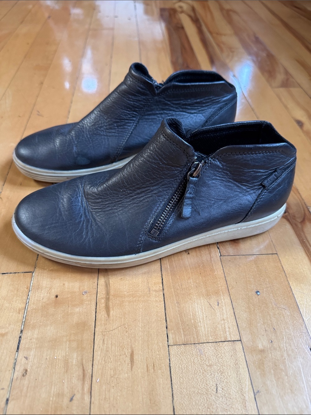 Ecco Black Leather Side Zip Bootie